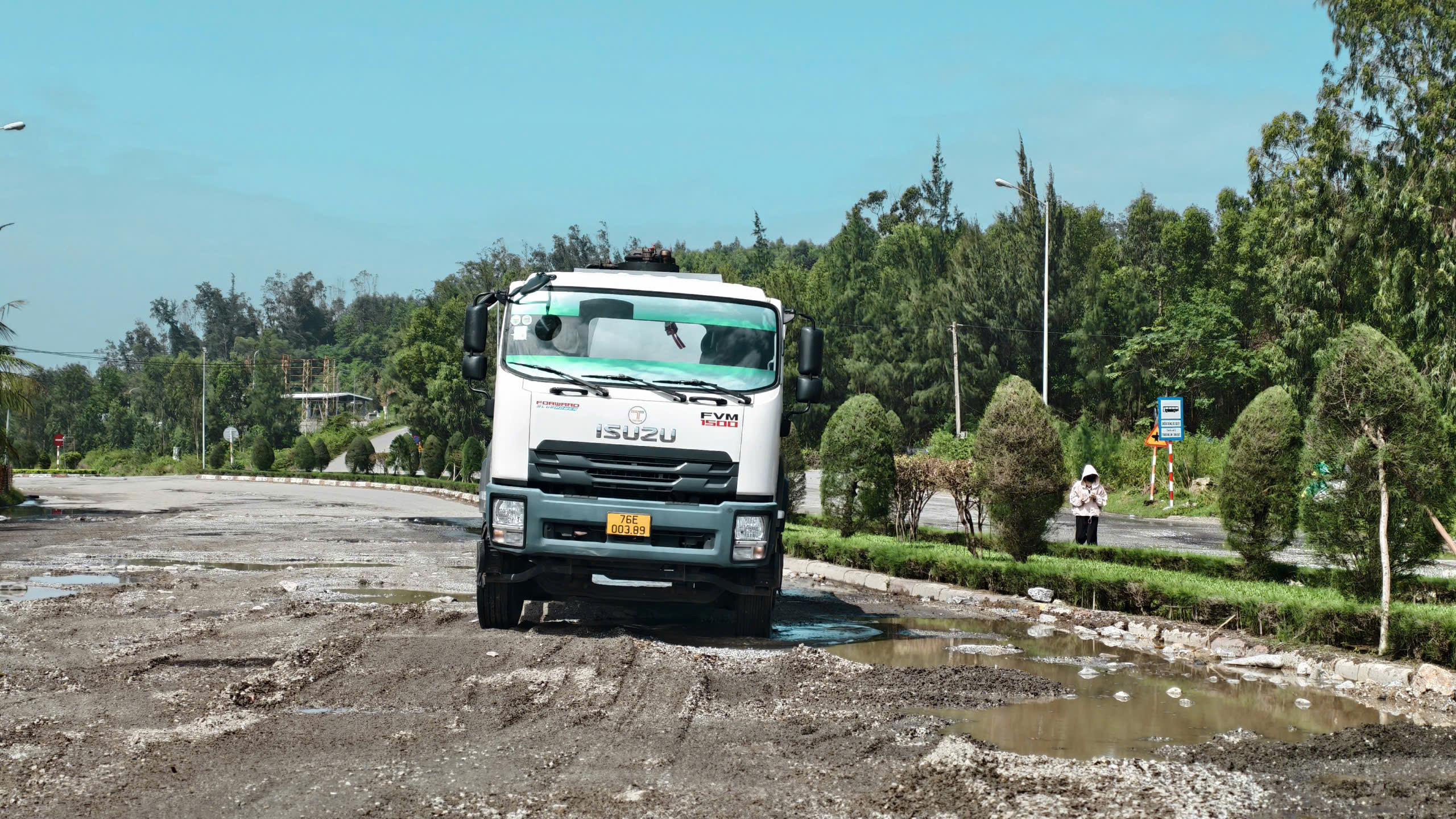 Ổ voi, ổ gà chi chít trên Quốc lộ 24C ở Khu kinh tế Dung Quất