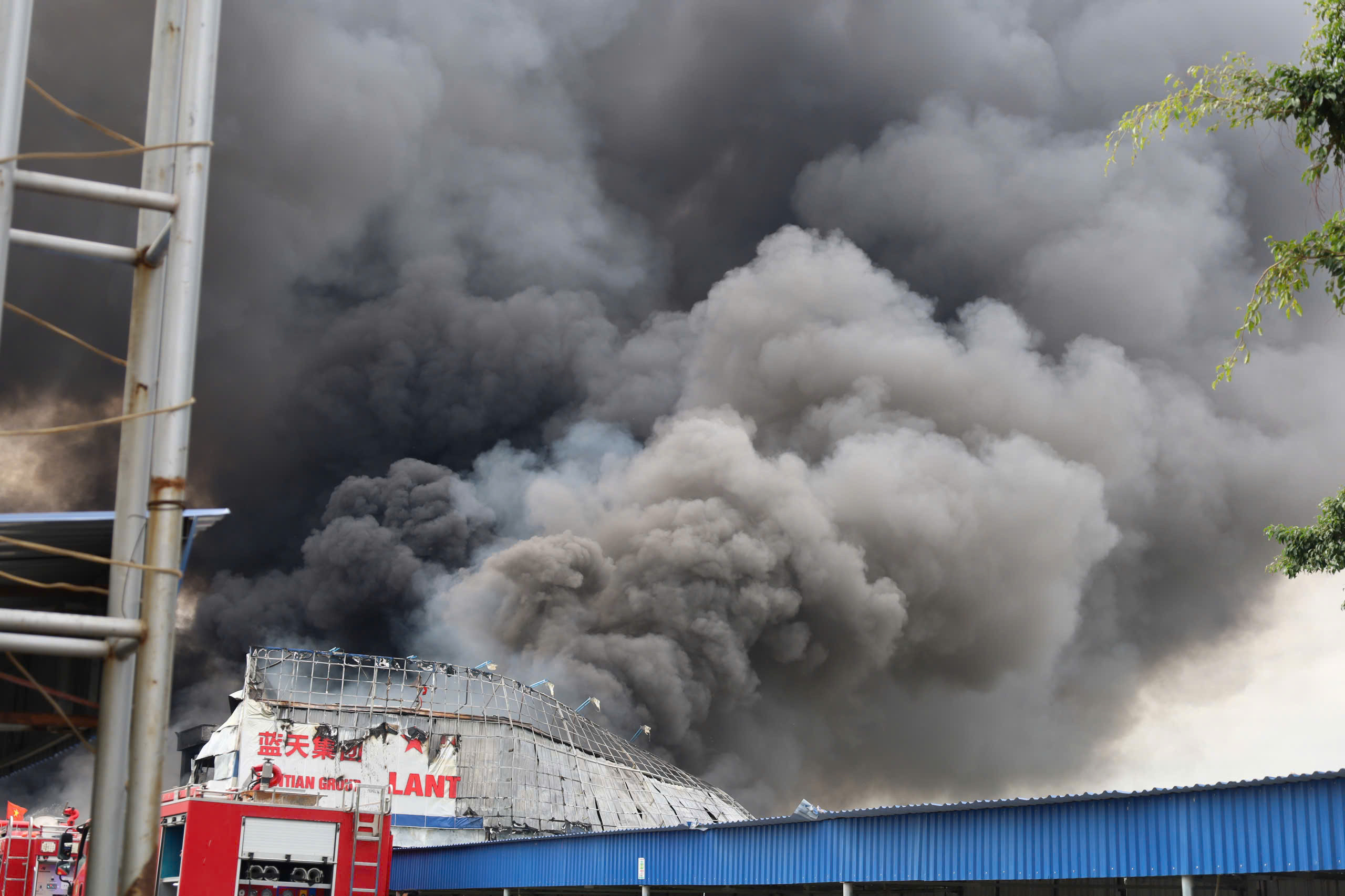 Hiện trường vụ cháy công ty da giày Hải Phòng, hàng chục người vẫn đang cứu hỏa