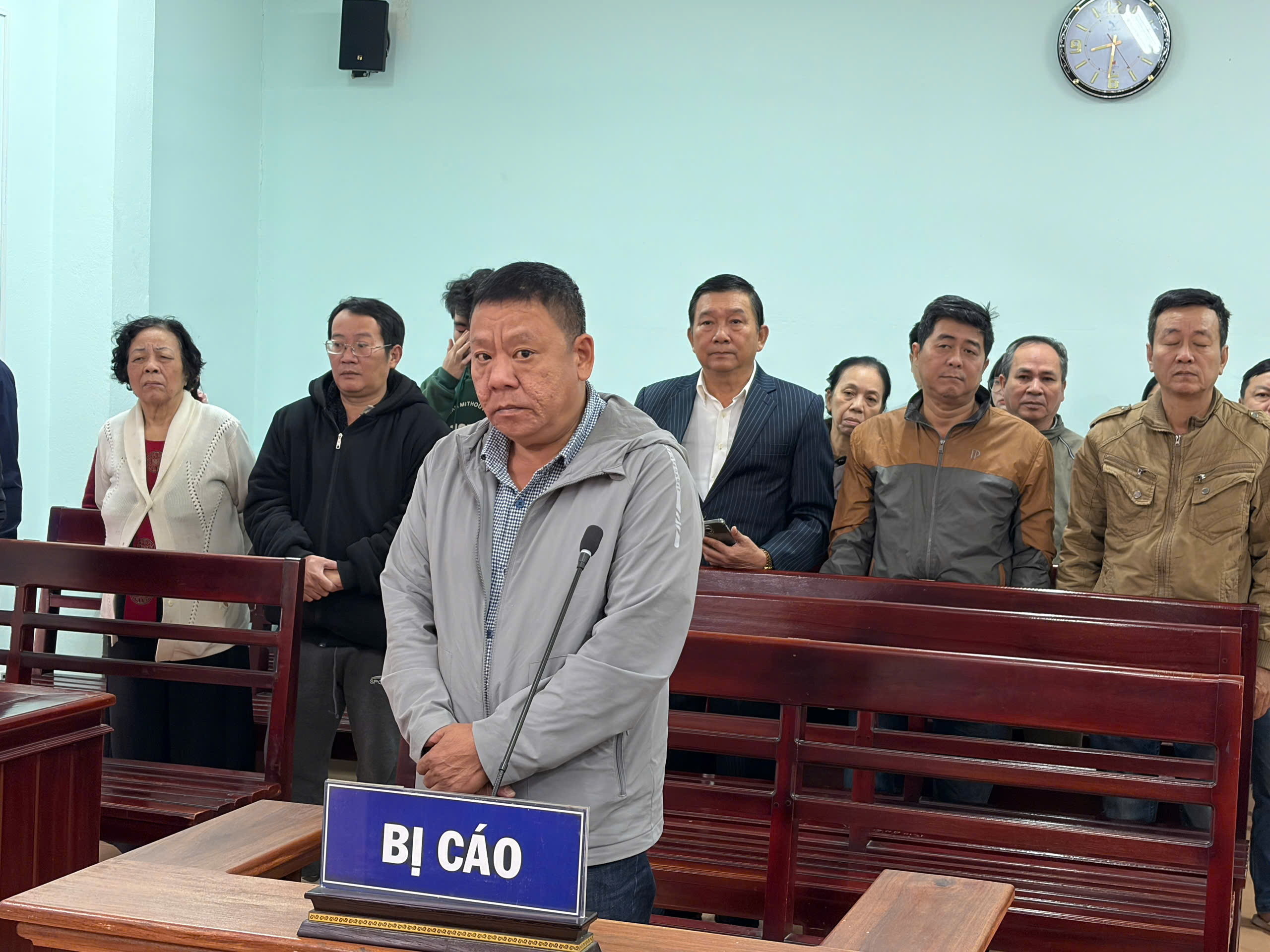 Tạt xăng doạ giết cả nhà hàng xóm, người đàn ông lĩnh 18 tháng tù 