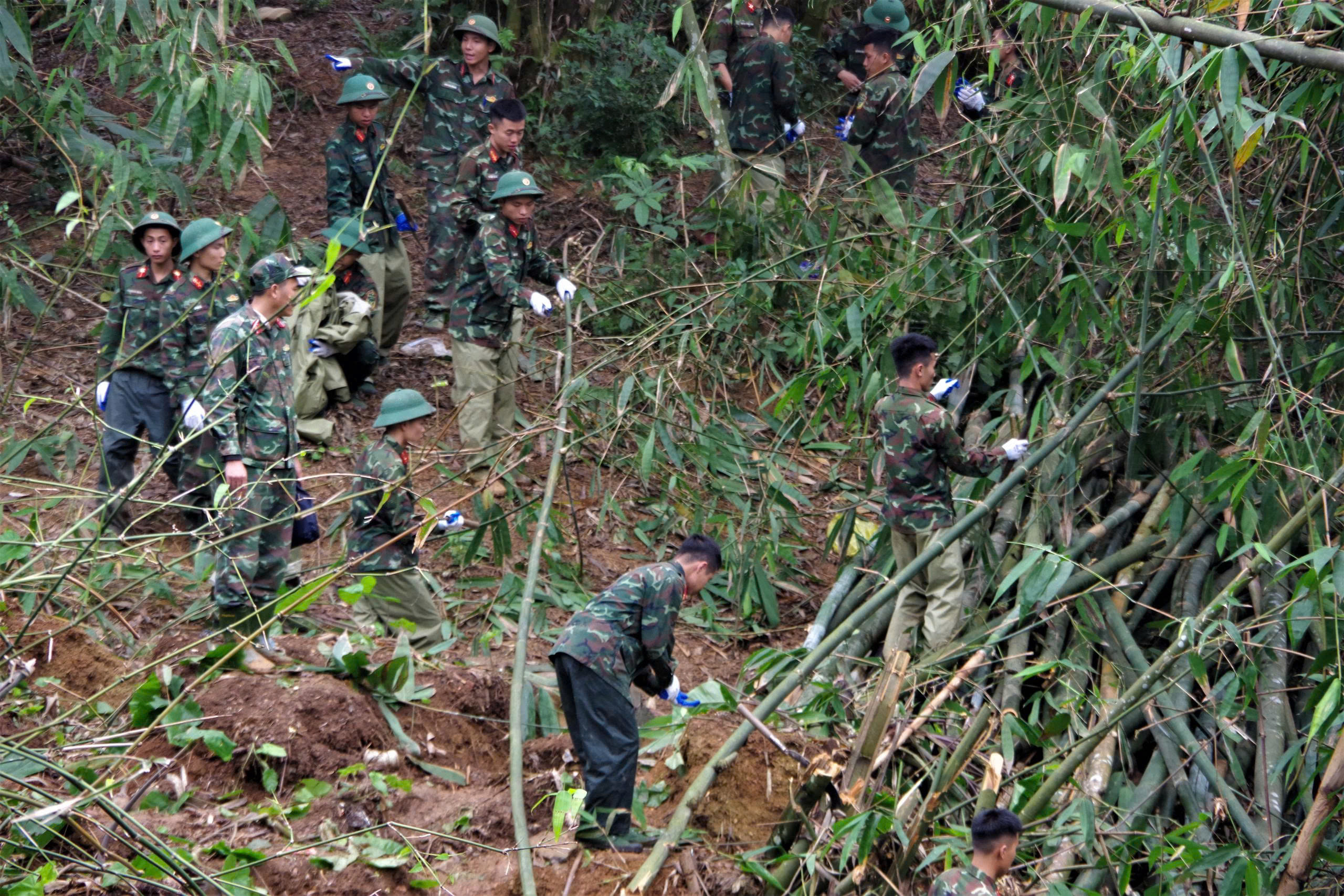 Quân đội cấp tập chặt tre, xây kè chống sụt trượt trong 'chiến dịch Quang Trung'