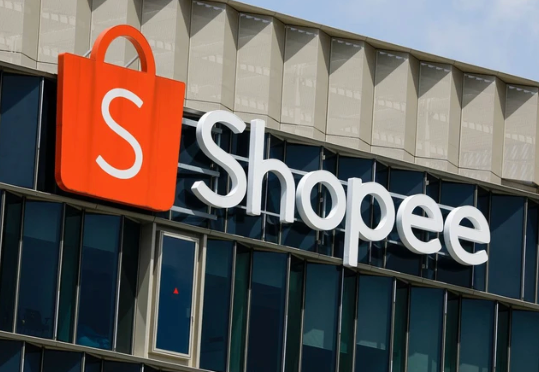 Shopee Mall tăng loạt phí từ 29/12, người bán hàng 'méo mặt'