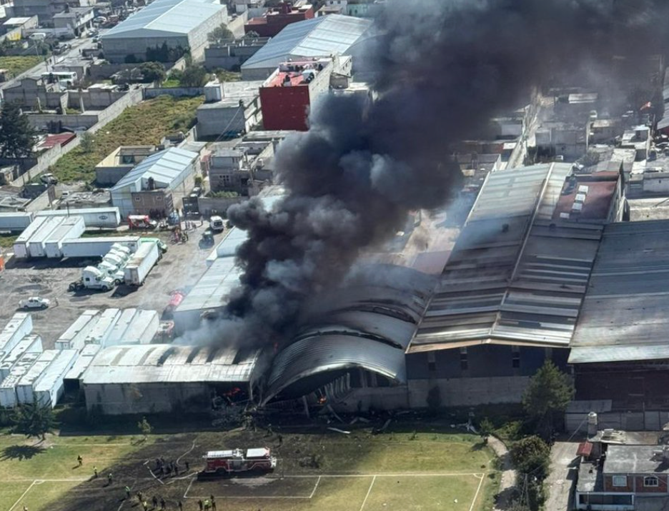 Hiện trường vụ máy bay lao xuống khu công nghiệp ở Mexico, 7 người chết