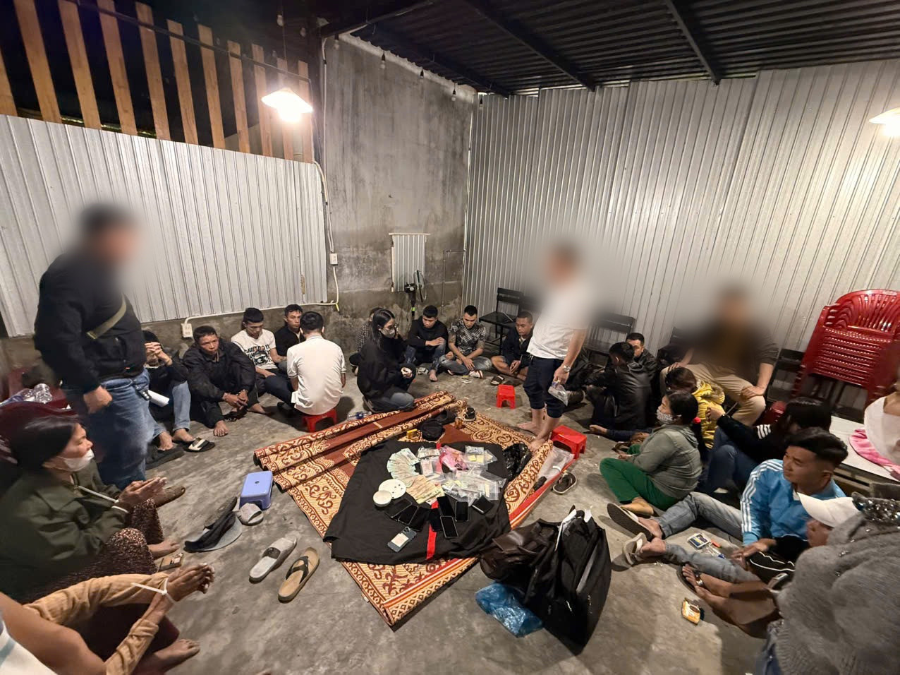 Đột kích quán cà phê ở Huế, bắt 18 người đánh bạc