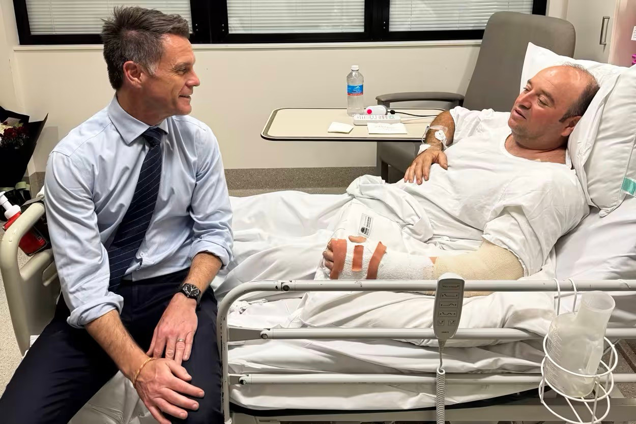 Ai bắn vào cánh tay người hùng khống chế kẻ giết người ở Australia?