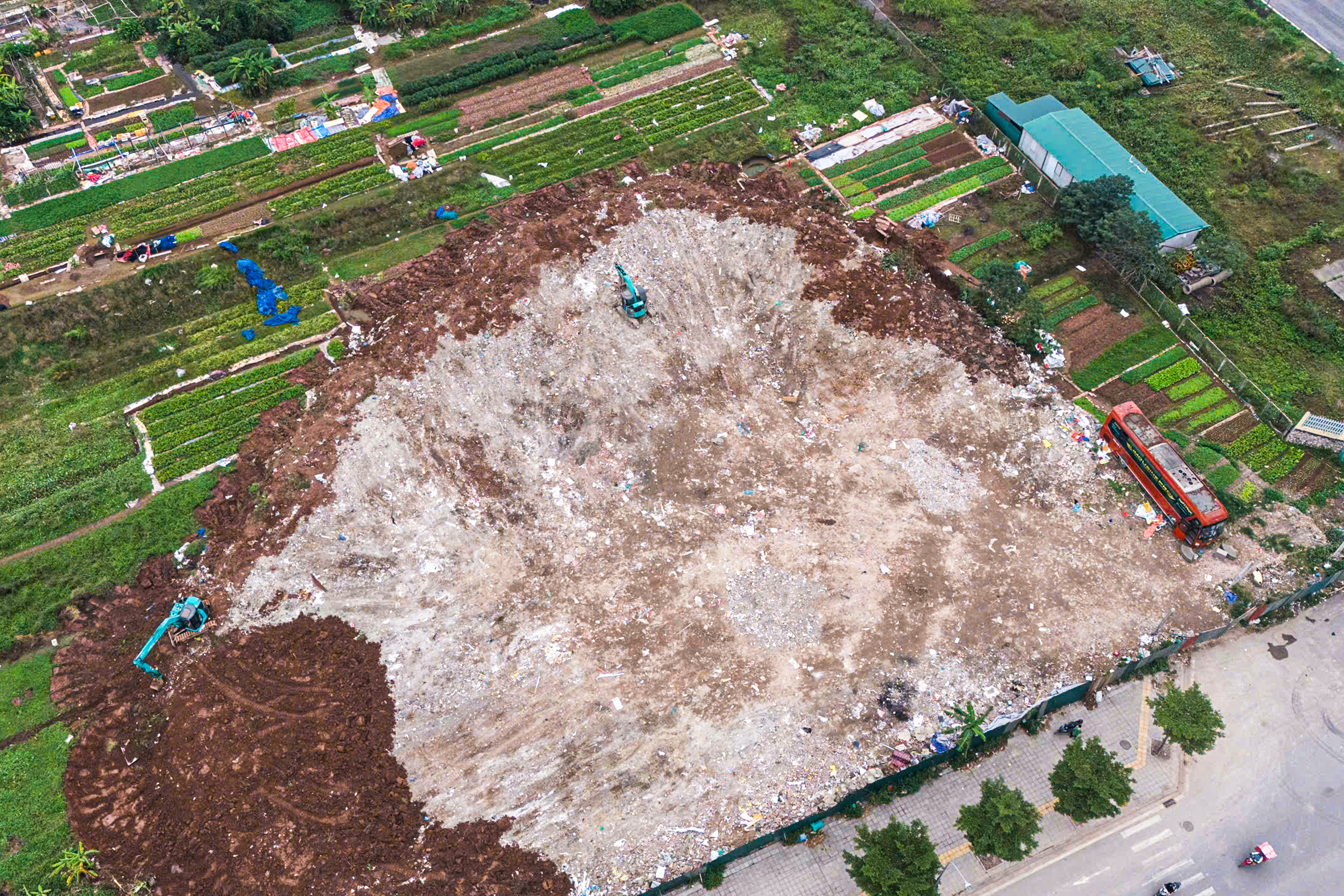 Hà Nội: Dân ngán ngẩm đường Tam Trinh làm 10 năm chưa xong, nay lại thêm bãi rác khổng lồ