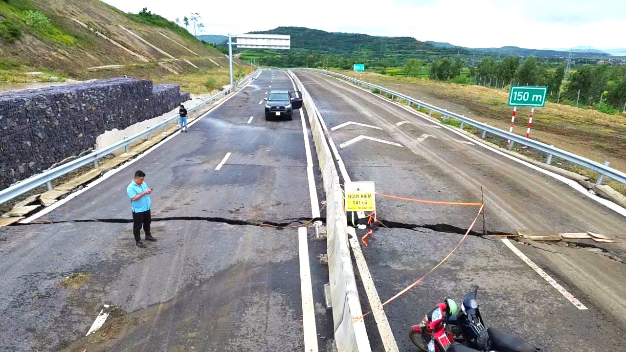 Cận cảnh vết nứt xé đôi mặt đường cao tốc Bắc - Nam qua Đắk Lắk 