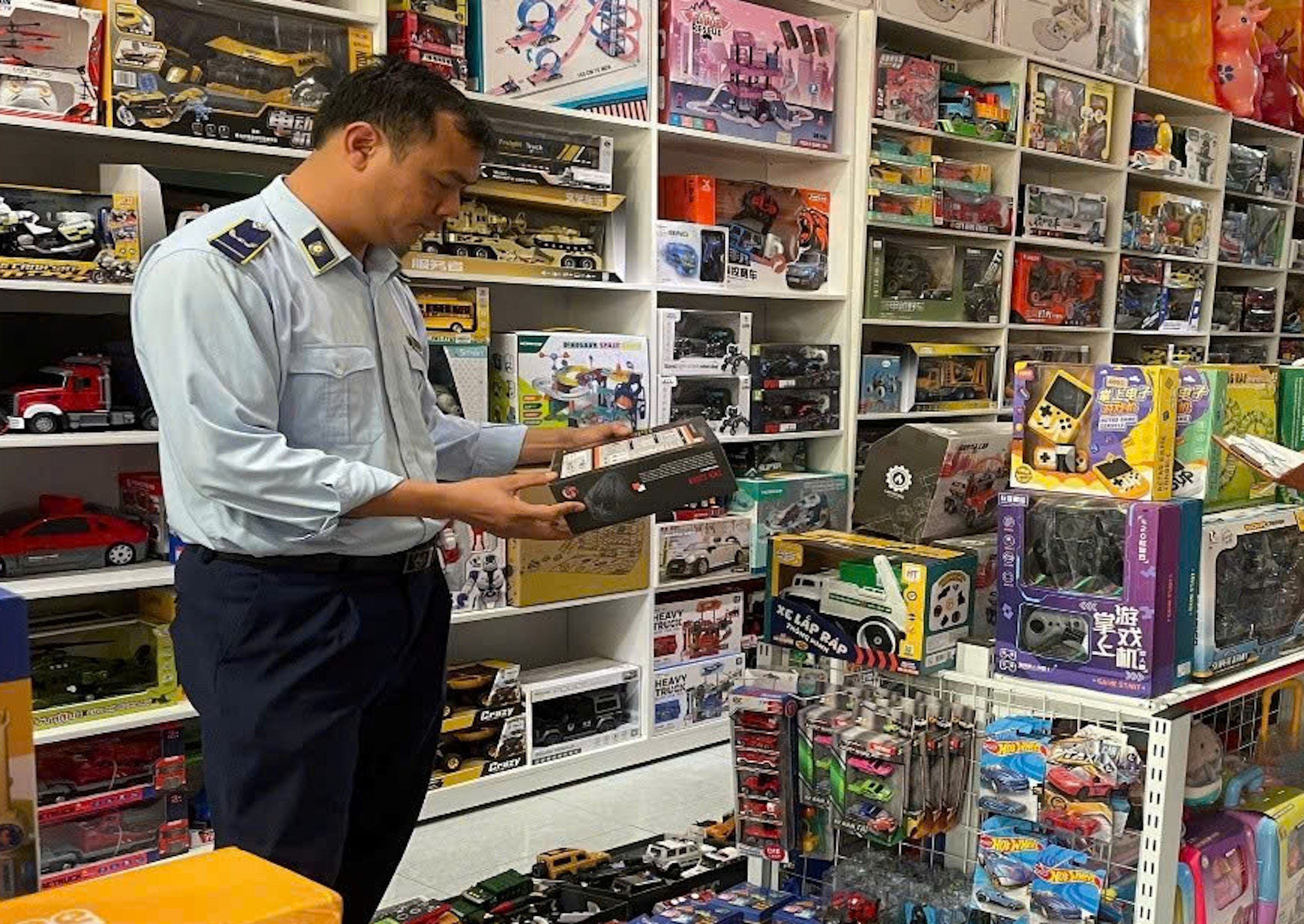 Quản lý thị trường Quảng Trị 'siết' hàng lậu, giám sát chặt thị trường điện tử