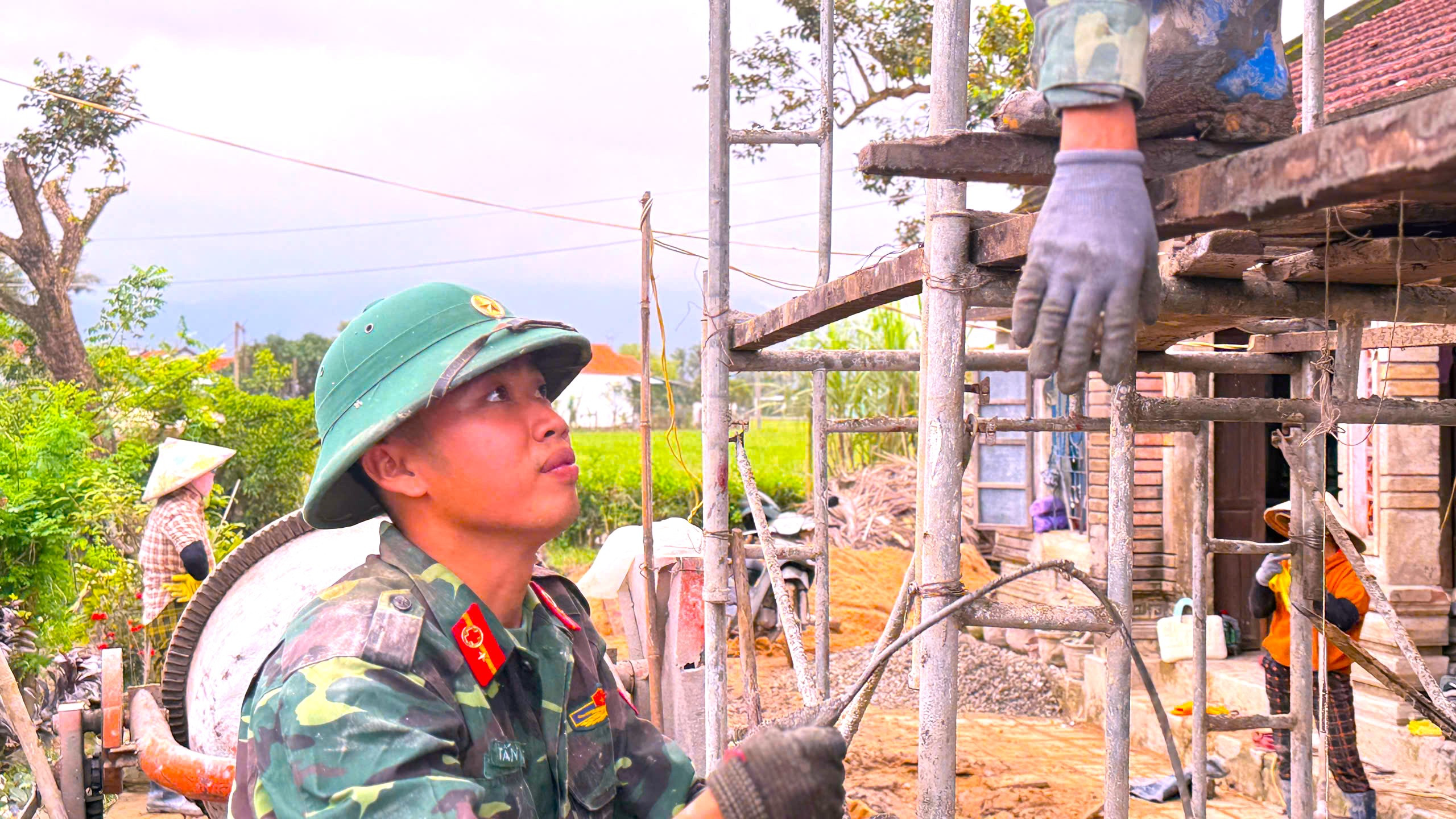 Chiến dịch Quang Trung: Gác niềm riêng, bộ đội giúp dân dựng lại mái nhà 