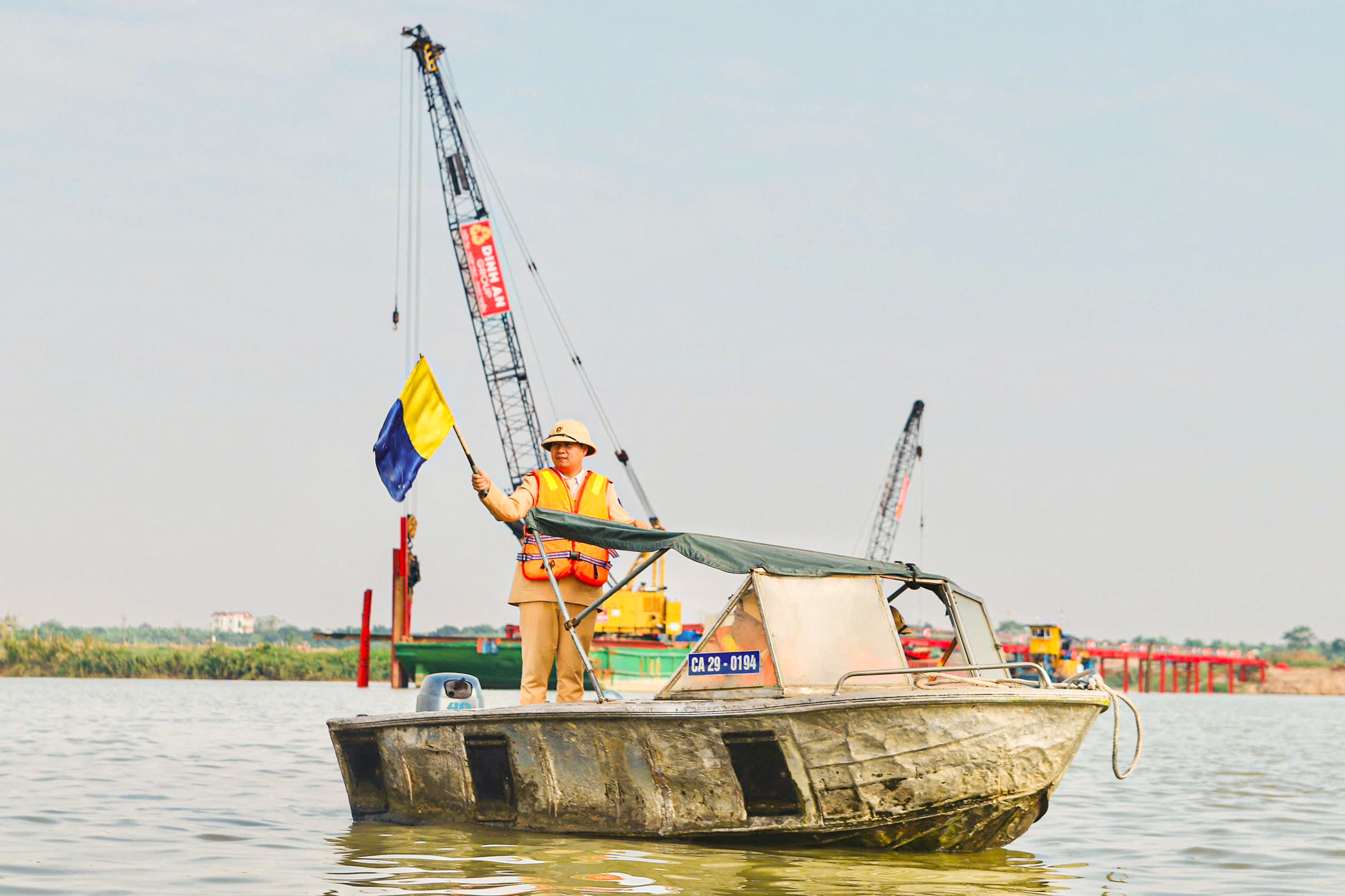 CSGT điều tiết tàu thuyền qua khu vực thi công 3 cây cầu vượt sông Hồng