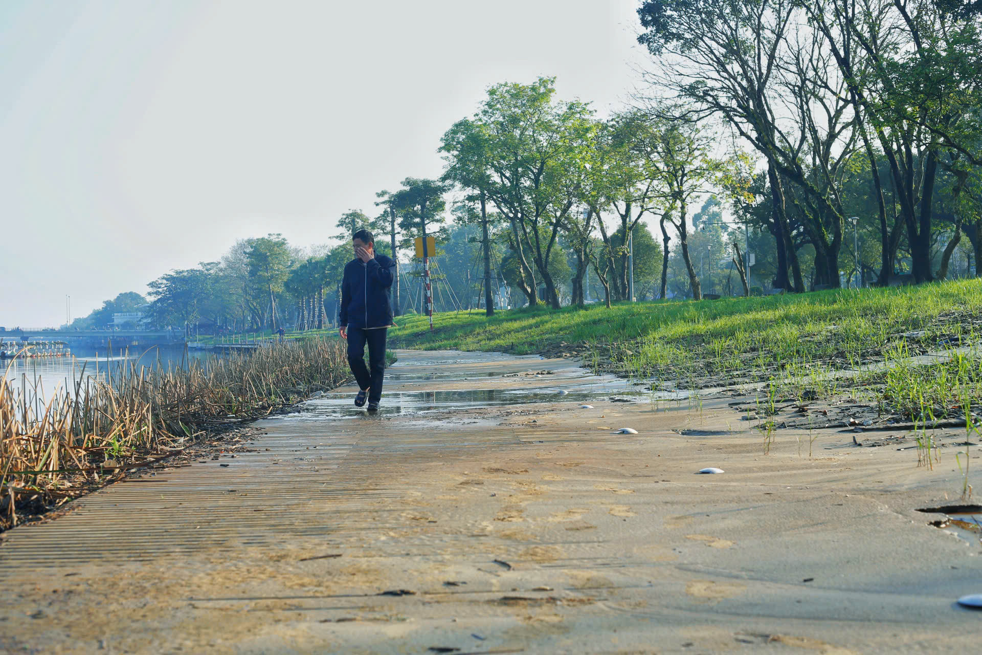 Đường lát gỗ lim siêu sang ở Huế vẫn ngập trong bùn đất sau đợt mưa lũ lịch sử