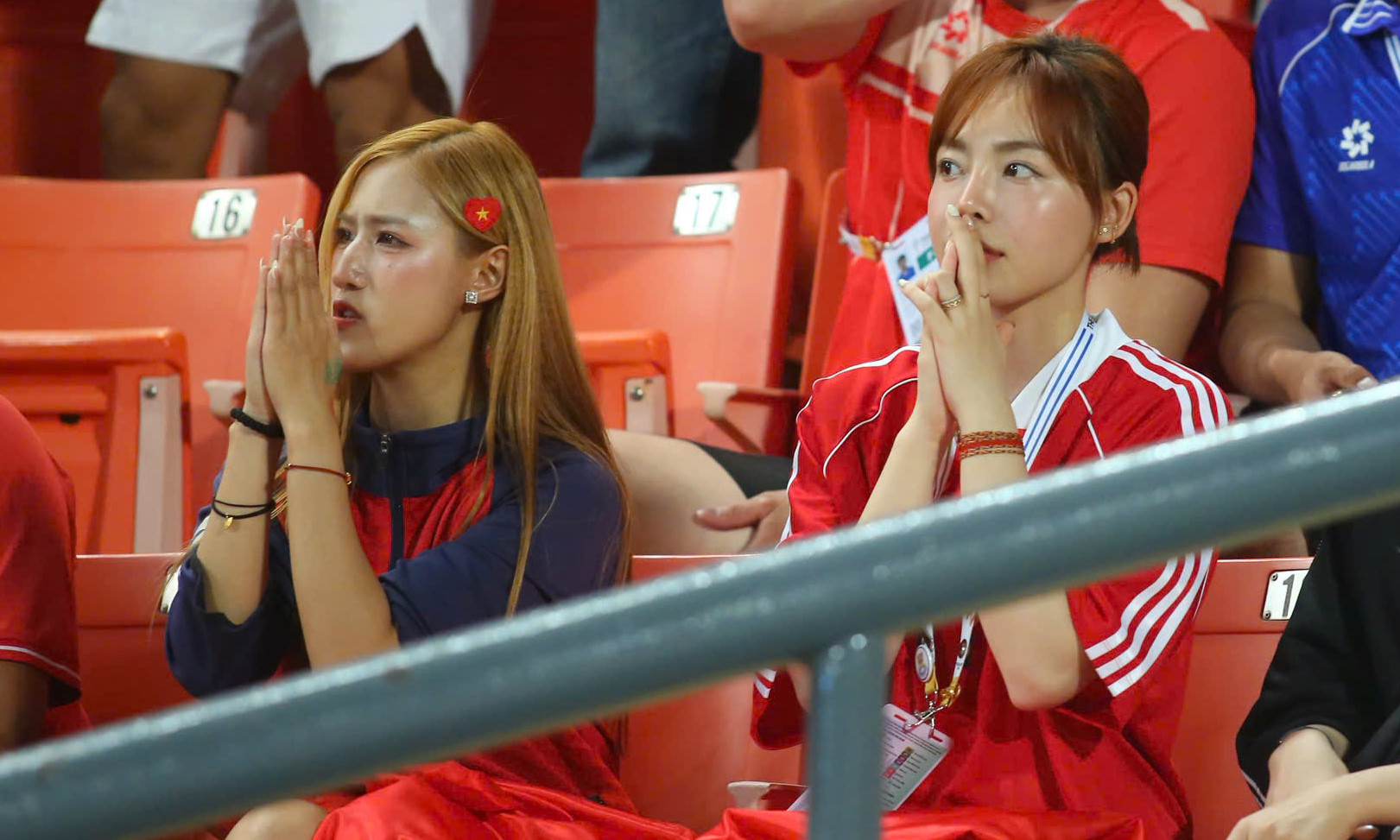 Mỹ nữ vừa phá kỷ lục SEA Games hồi hộp cổ vũ, vỡ òa cảm xúc cùng U22 Việt Nam