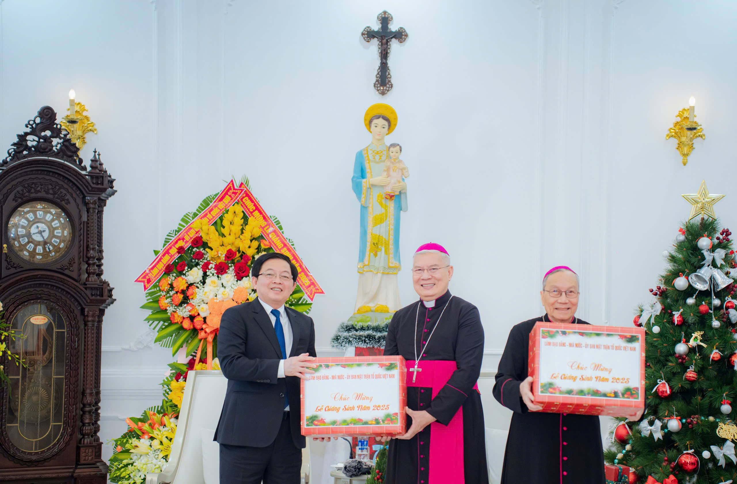Phó Thủ tướng chúc mừng giáng sinh ở Tổng giám mục Tổng giáo phận Huế