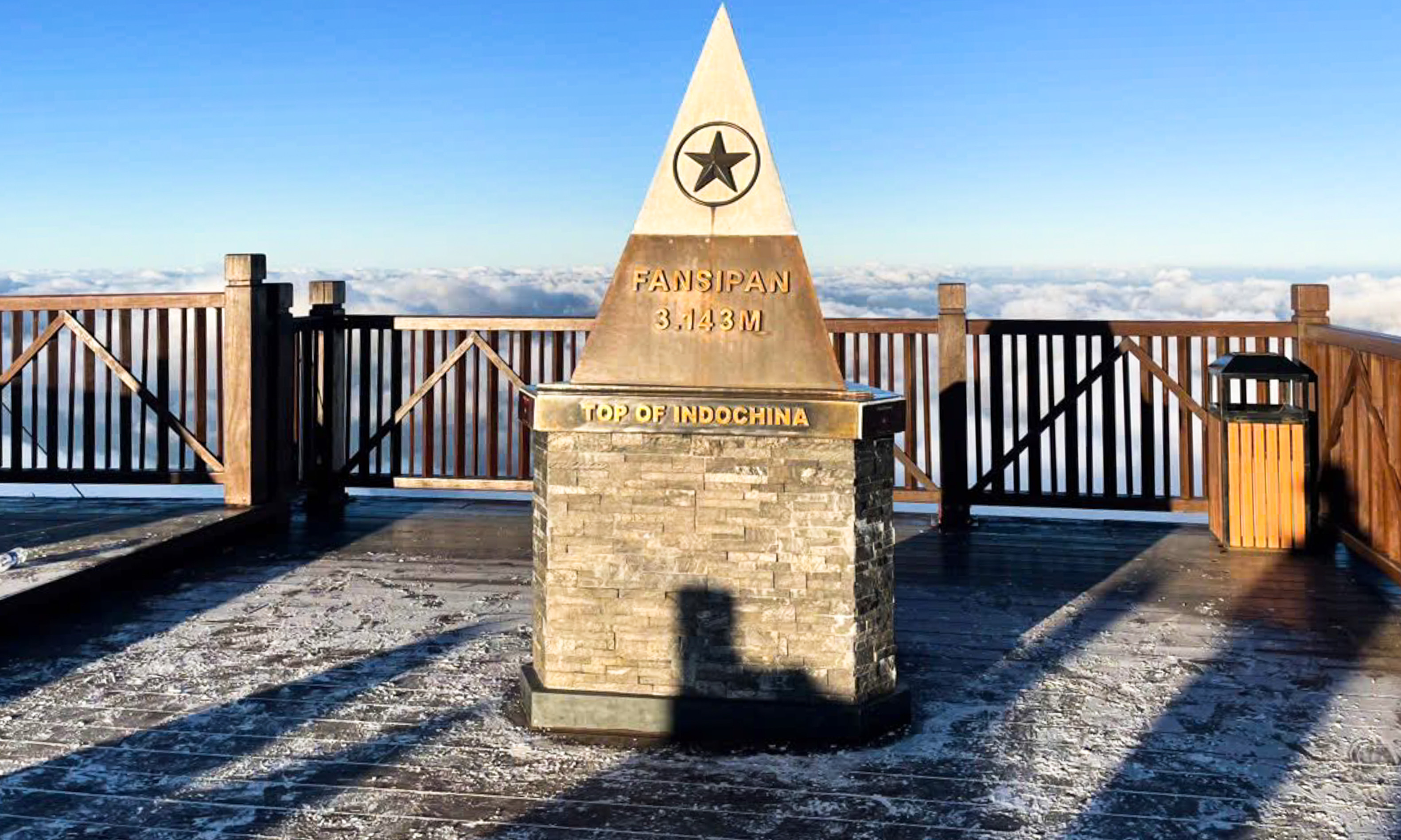 Nhiệt độ giảm xuống 0°C, băng trắng xuất hiện trên đỉnh Fansipan