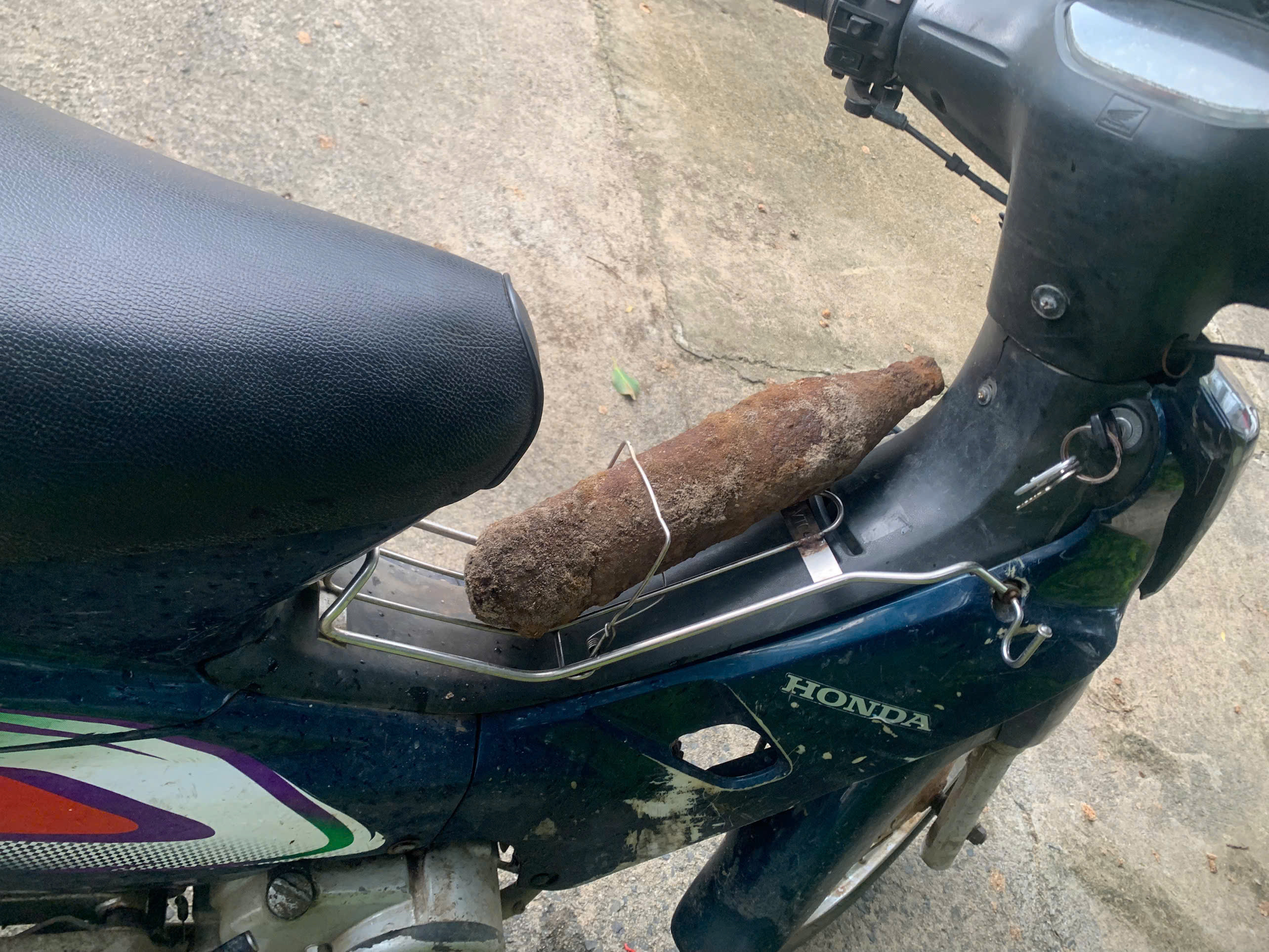 Nhặt được vật nghi giống đạn, người đàn ông đem đến trụ sở Công an giao nộp