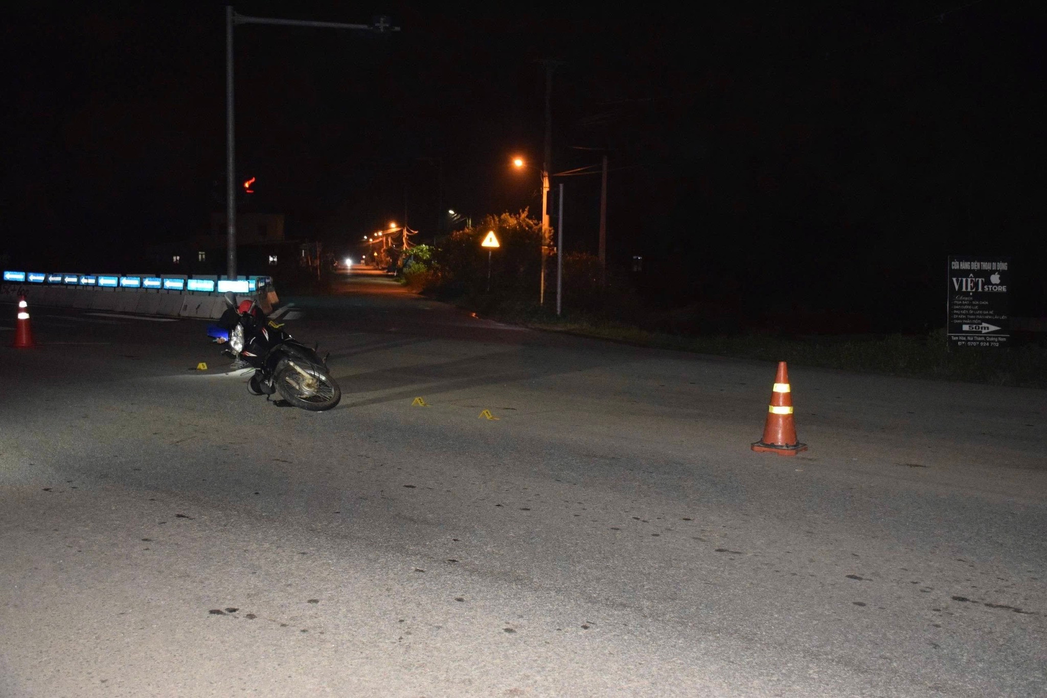 Truy tìm ô tô tông hai mẹ con đi xe máy rồi bỏ chạy