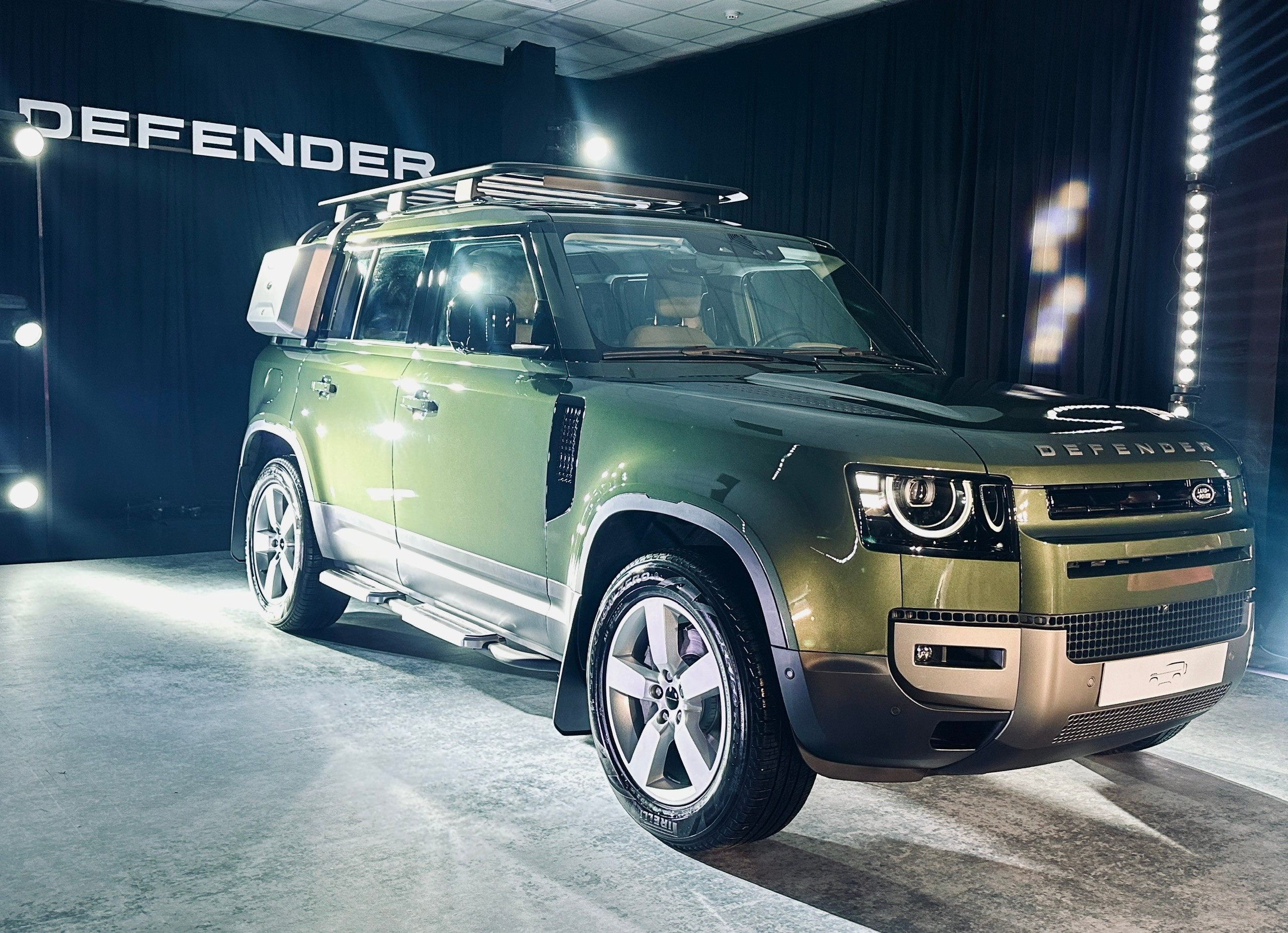 Defender 2026 hơn 5 tỷ đồng: Nâng cấp sang trọng, off-road thông minh hơn