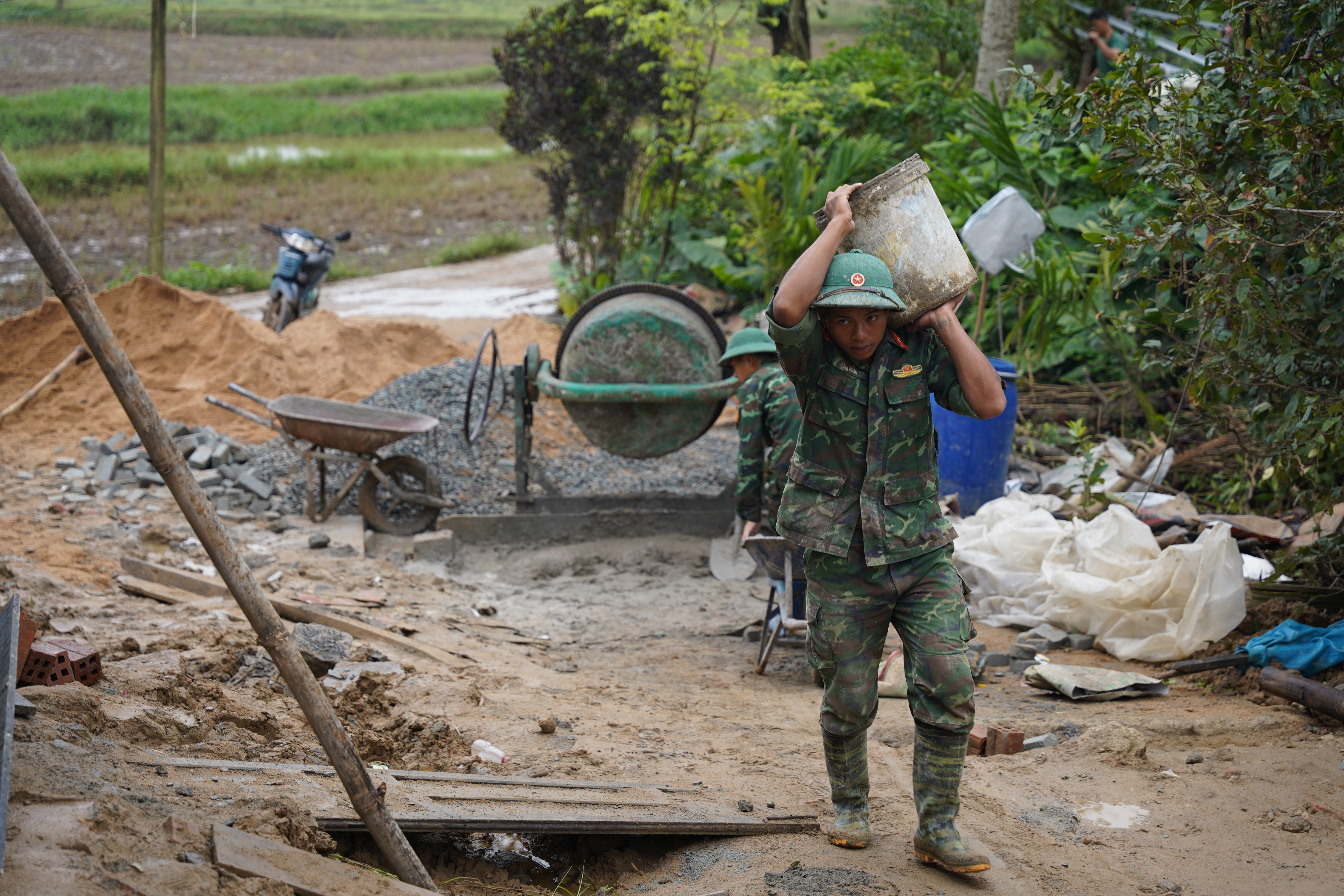 ‘Chiến dịch Quang Trung’ xây nhà thần tốc: ‘Bộ đội làm nhà nhanh mà đẹp lắm’