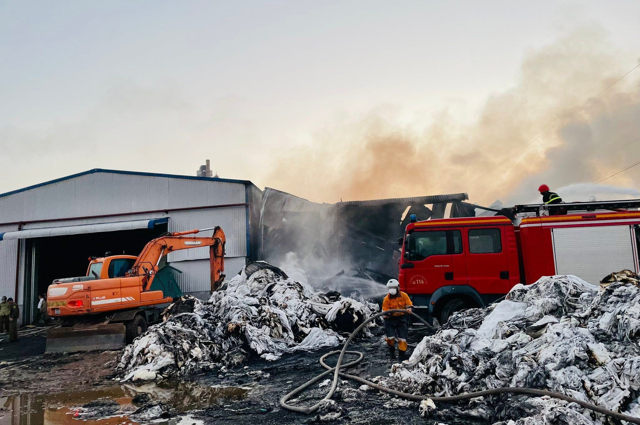 Thông tin mới nhất vụ cháy kho chứa bông sợi tại Quảng Ninh