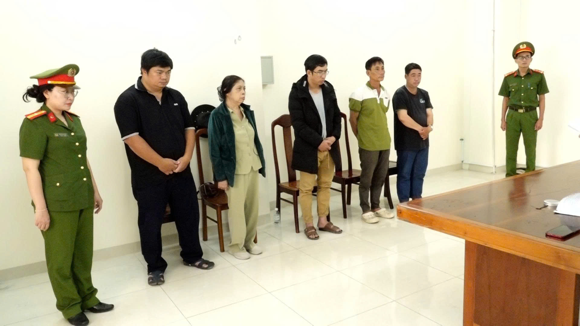 Bắt 4 người liên quan vụ 1 người tử vong trên trụ điện trung thế ở Khánh Hòa