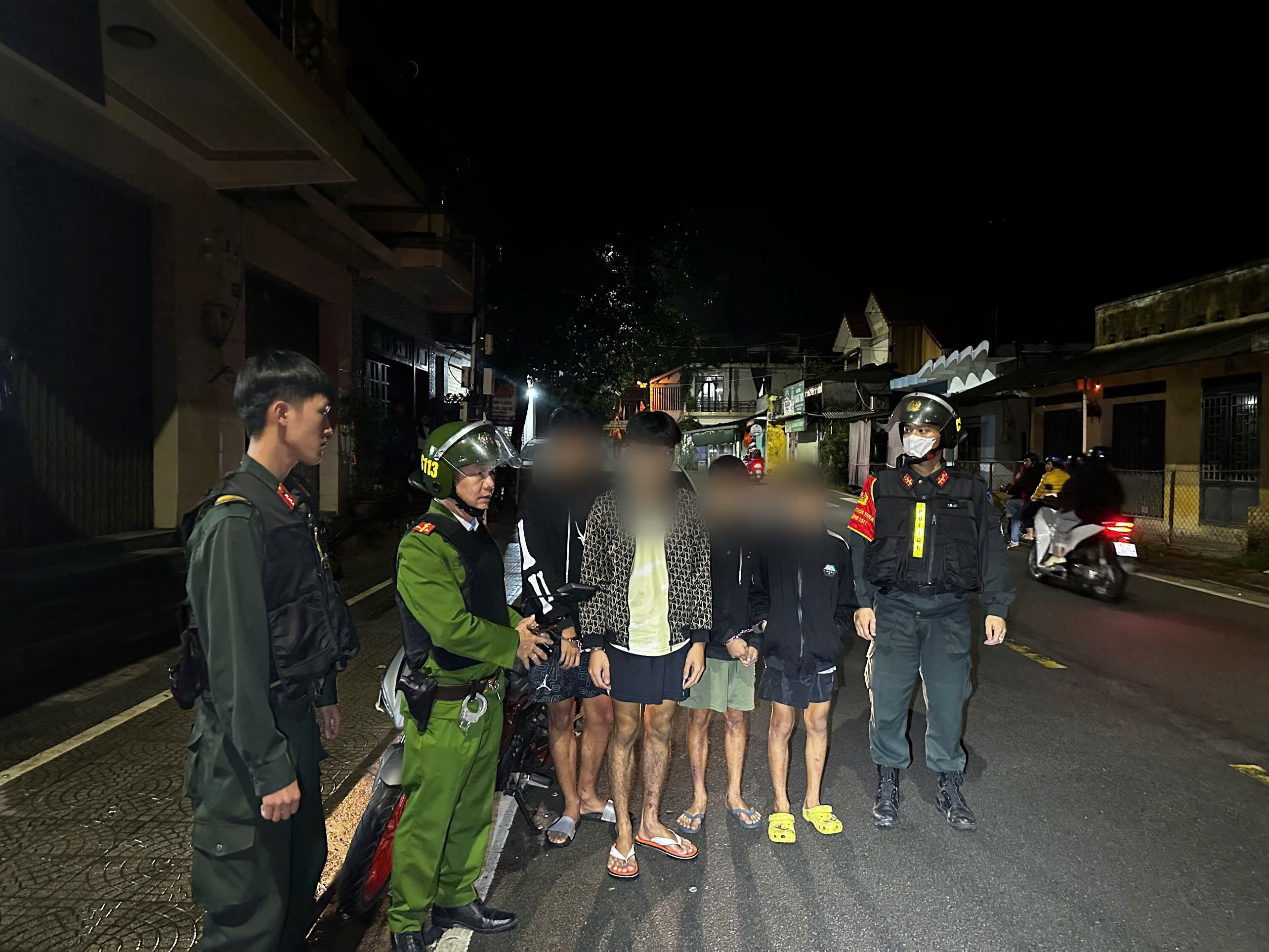 14 thanh thiếu niên mang hung khí ‘diễu phố’ quay clip đăng TikTok