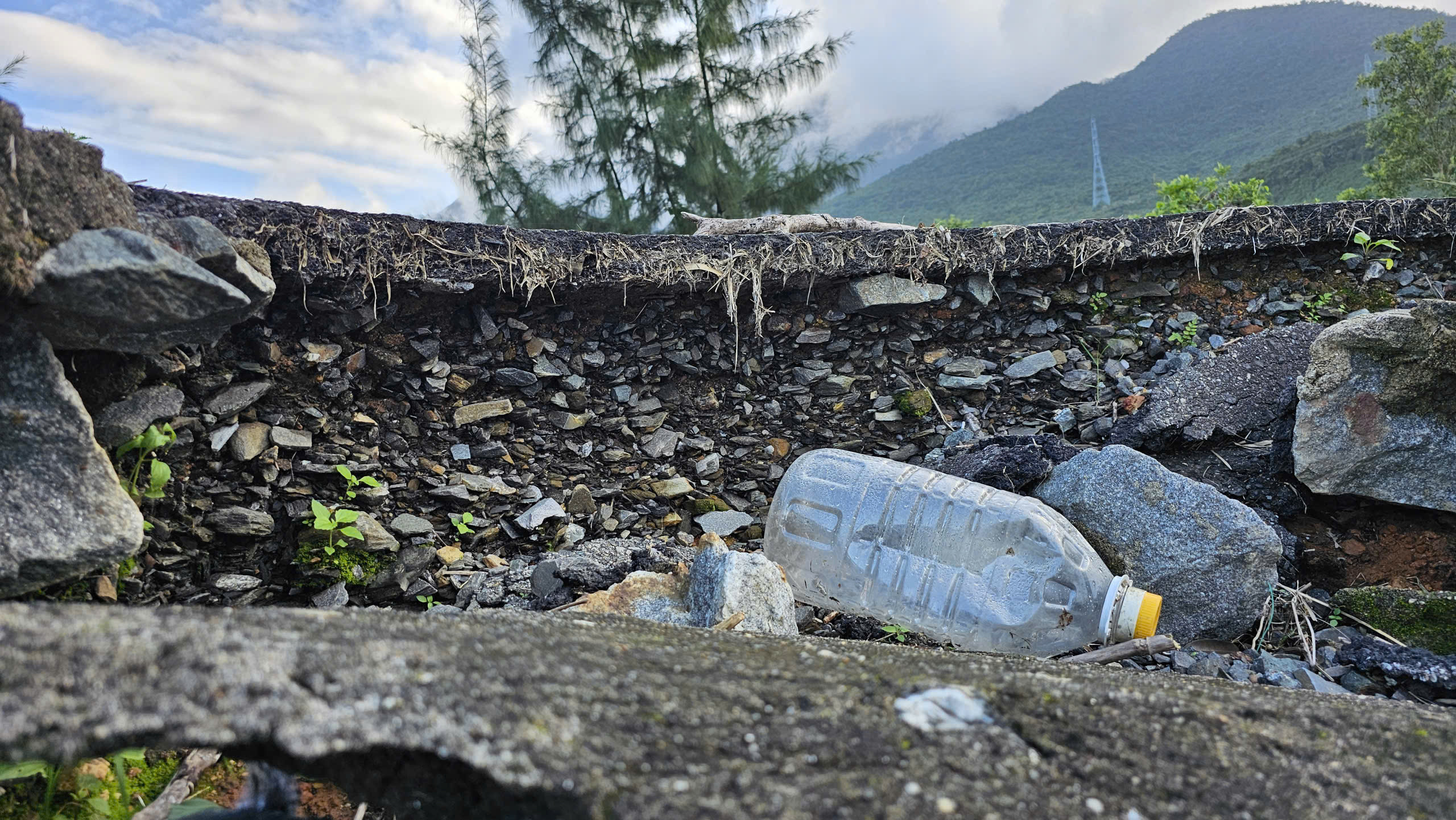 Vì sao đường du lịch ven đầm nước lợ nổi tiếng ở miền Trung sạt lở, xuống cấp?