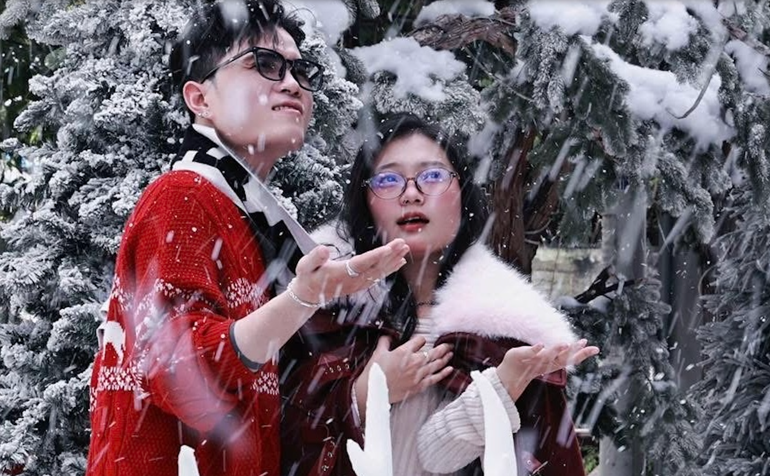 Hàng quán ở TP.HCM rực rỡ không khí Giáng sinh, giới trẻ đua nhau check-in 