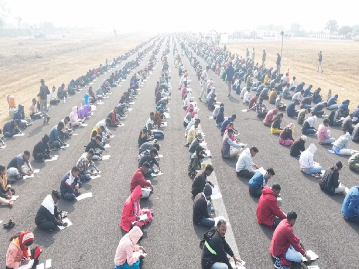 8.000 người ngồi trên đường băng làm bài thi, giám thị dùng UAV chống gian lận