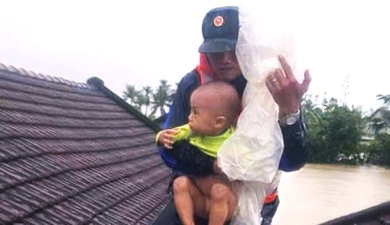 Gặp người lính bế em bé trên mái nhà giữa lũ dữ ở Đắk Lắk