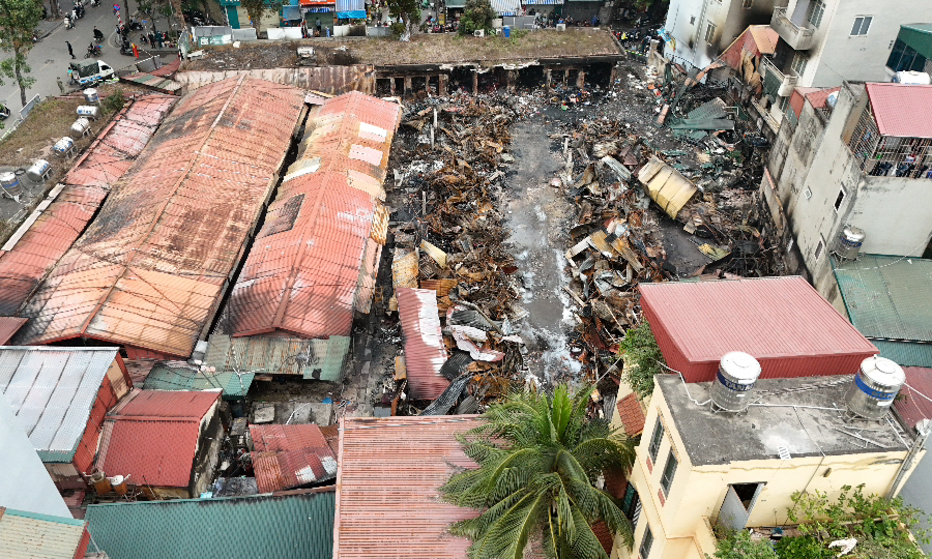 Chợ hơn 100 ki-ốt tan hoang sau hoả hoạn