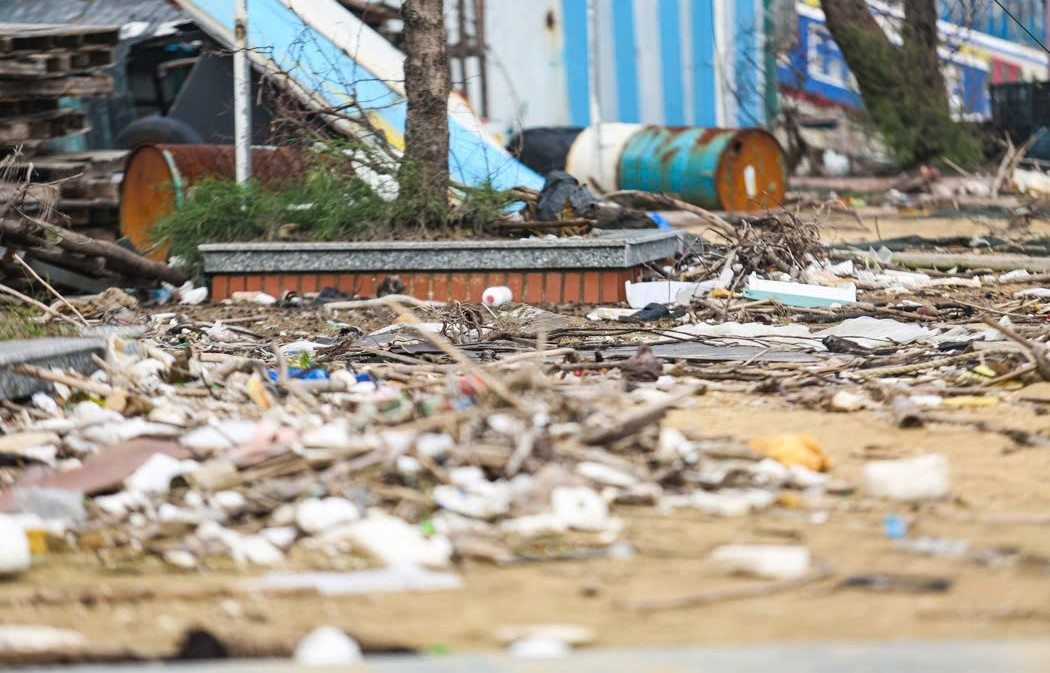 Rác thải tràn ngập bãi biển đẹp nhất Hà Tĩnh