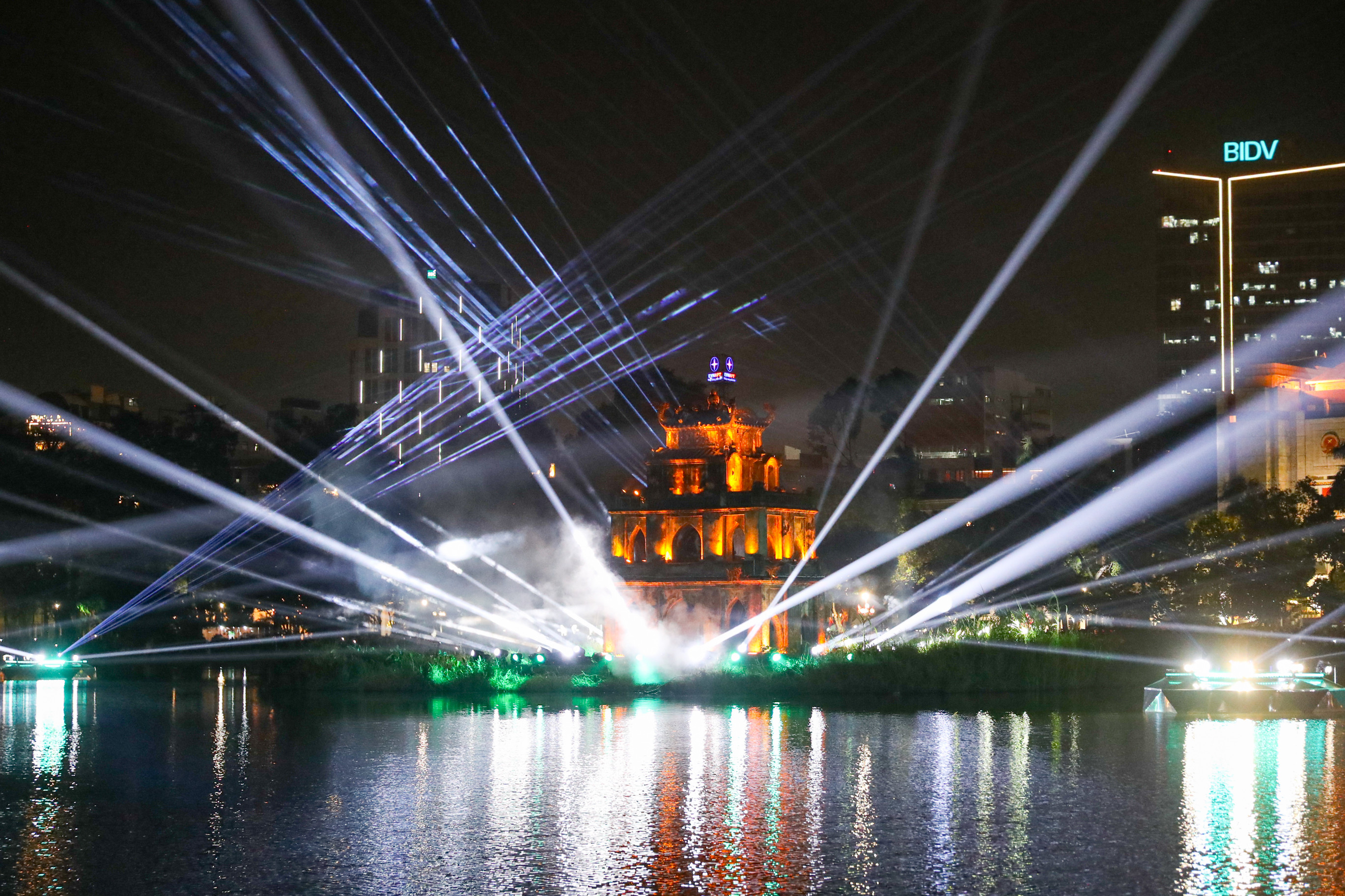 Hồ Gươm lung linh sắc màu với màn trình diễn ánh sáng nghệ thuật đêm Giáng sinh