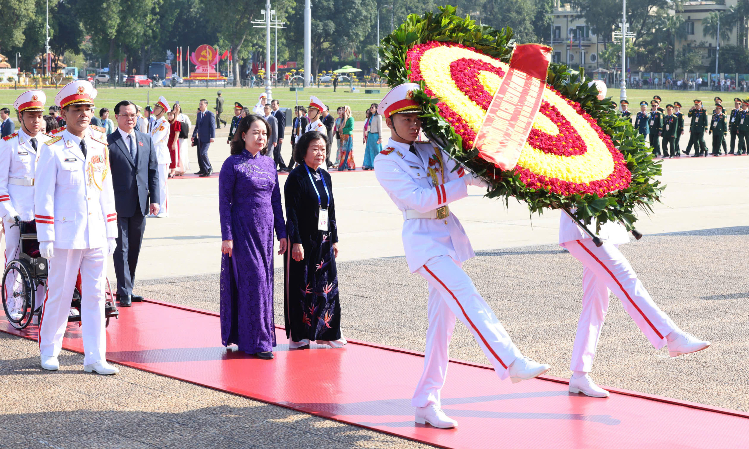 Đại biểu dự Đại hội Thi đua yêu nước toàn quốc vào Lăng viếng Bác