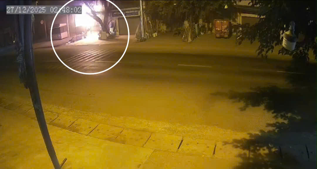 Cháy nhà tại Đắk Lắk, 4 người chết: Camera ghi lại tia lửa từ trụ điện trước nhà