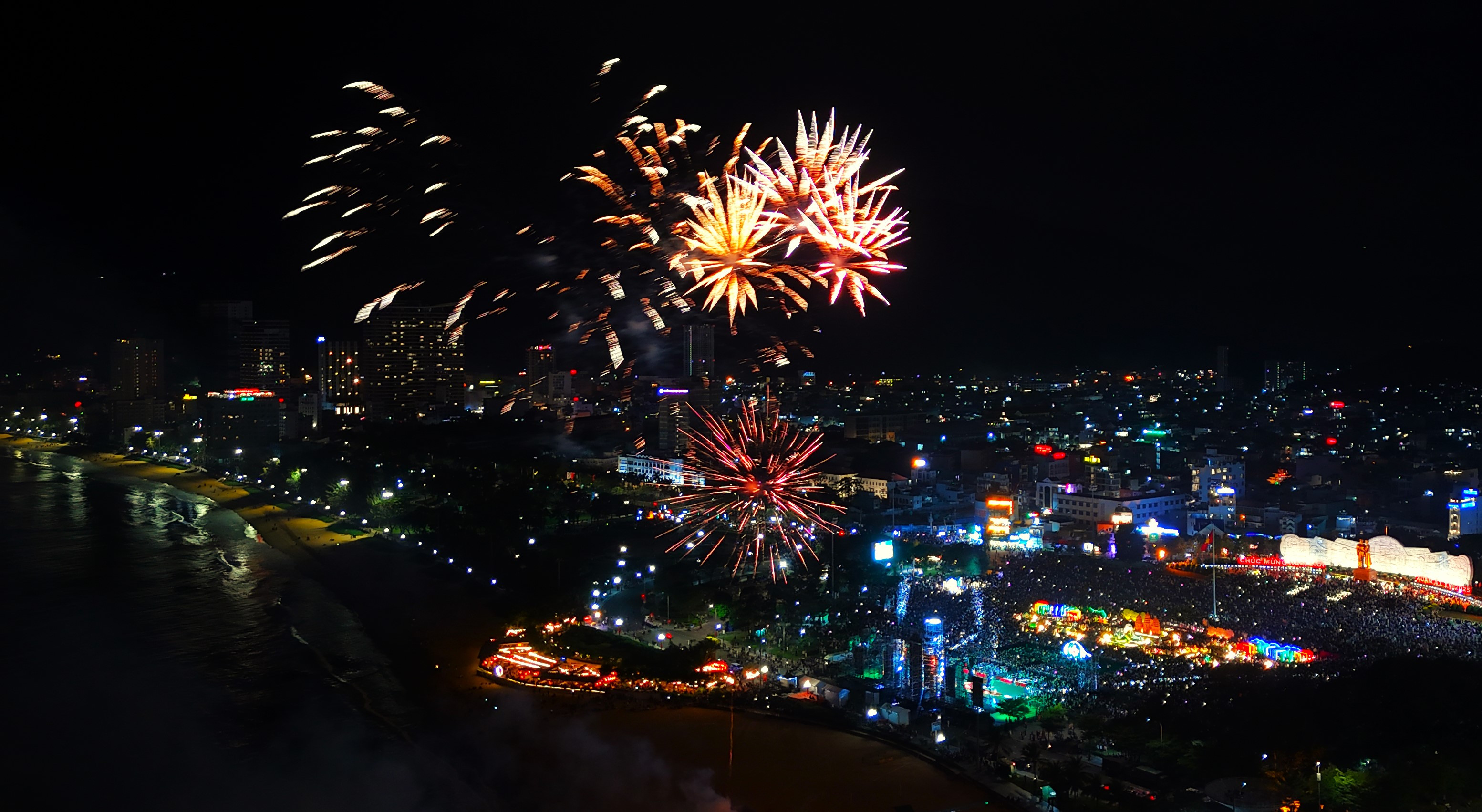 Countdown Gia Lai 2026 bắn pháo hoa kỹ xảo