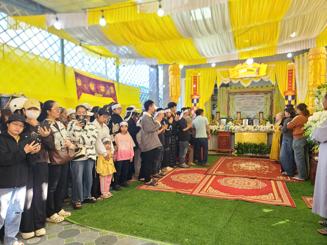 Nghẹn ngào dòng người tiễn đưa 4 nạn nhân vụ cháy nhà ở Đắk Lắk