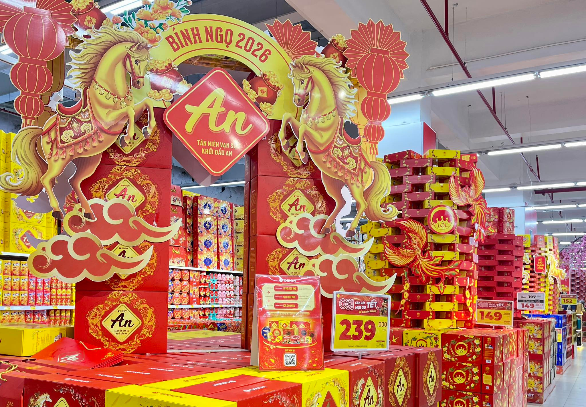 Hàng Tết Bính Ngọ 2026 lên kệ sớm, phủ kín siêu thị Hà Nội