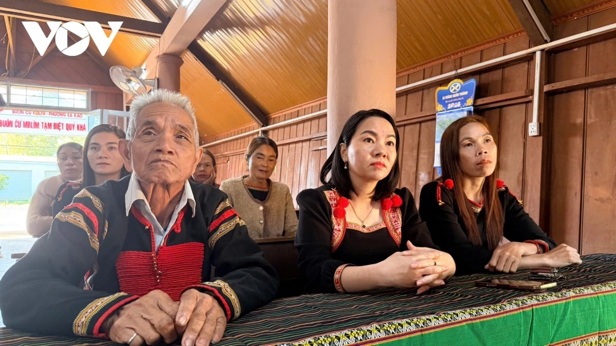 Bà con ở các buôn làng Tây Nguyên dõi theo Đại hội XIV của Đảng với niềm tin, niềm kỳ vọng lớn lao khi đất nước bước sang giai đoạn phát triển mới. (Ảnh: Hương Lý)