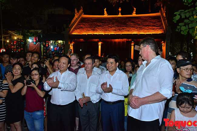 Chủ tịch Hà Nội thênh thang đi bộ xuống phố - ảnh 5