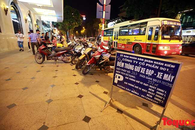 Chủ tịch Hà Nội thênh thang đi bộ xuống phố - ảnh 6