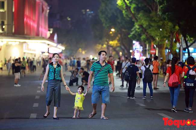 Chủ tịch Hà Nội thênh thang đi bộ xuống phố - ảnh 2