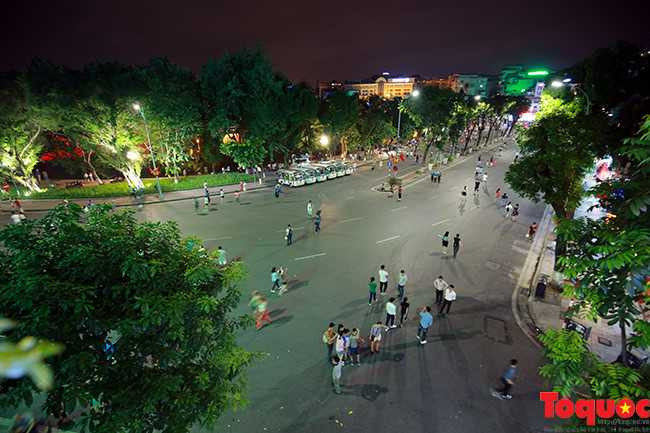 Chủ tịch Hà Nội thênh thang đi bộ xuống phố - ảnh 3