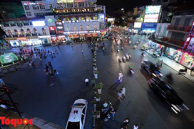 Chủ tịch Hà Nội thênh thang đi bộ xuống phố - ảnh 1