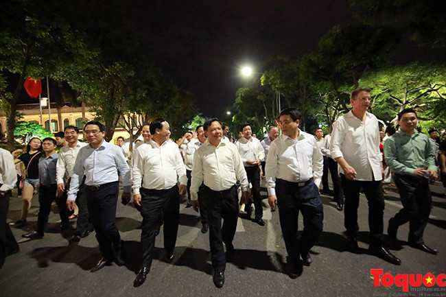 Chủ tịch Hà Nội thênh thang đi bộ xuống phố - ảnh 4