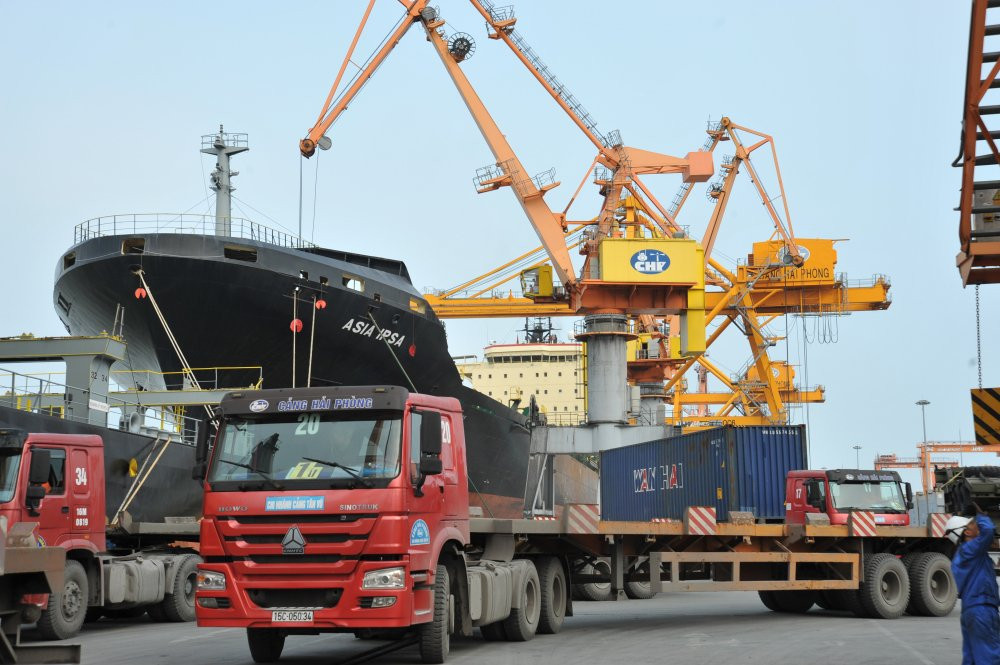 Xuat nhap khau tai Cang Hai Phong anh CAN DUNG (1) 5