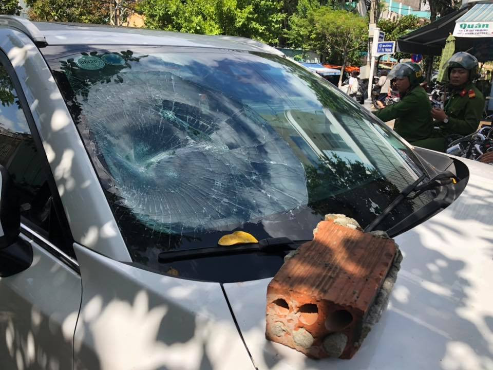 hinh anh chiec xe o to bi dap pha