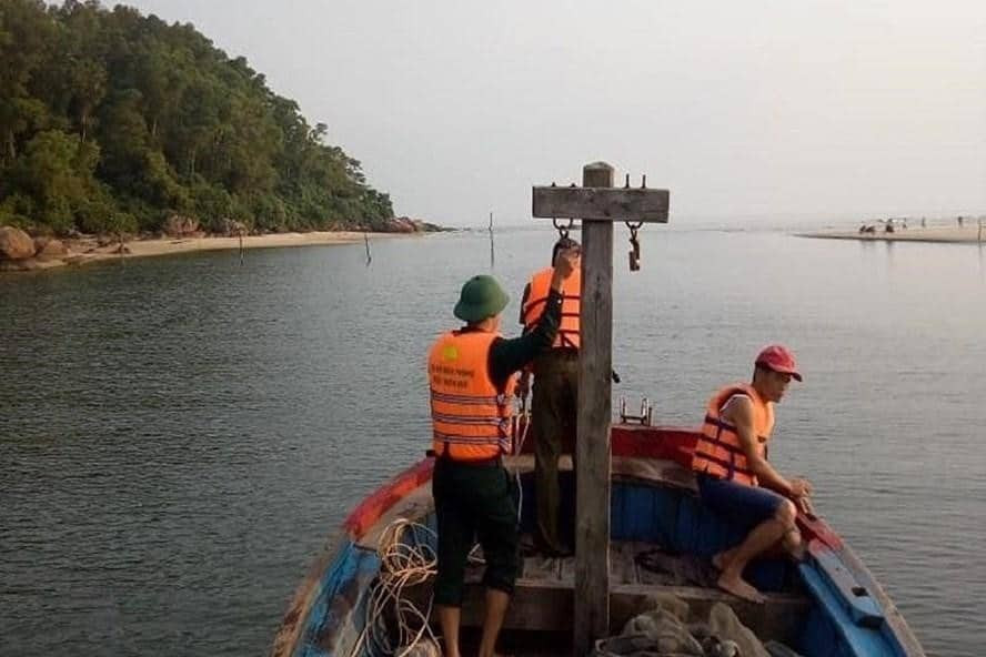 Anh-truy-tang-huy-hieu-cho-nam-thanh-nien-xa-than-cuu-nguoi 3 4