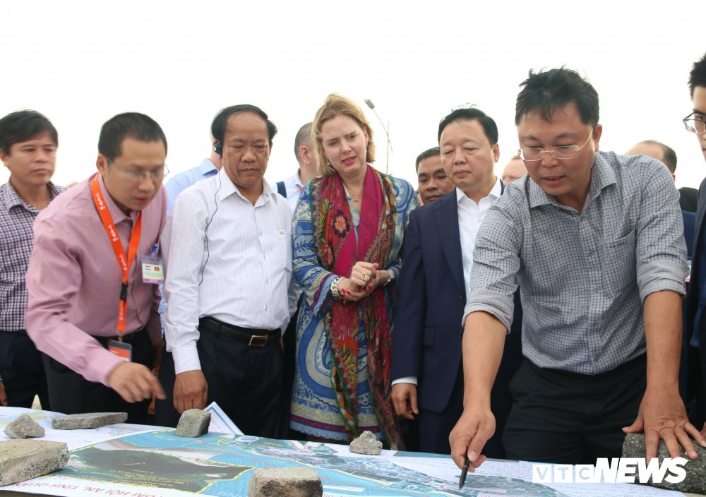 Quan chức và chuyên gia Hà Lan giúp Việt Nam cứu bờ biển Cửa Đại - 1