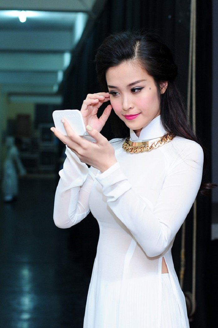 20140829-ho-ngoc-ha-ngoi-ghe-da-hoc-loi-bai-hat-12