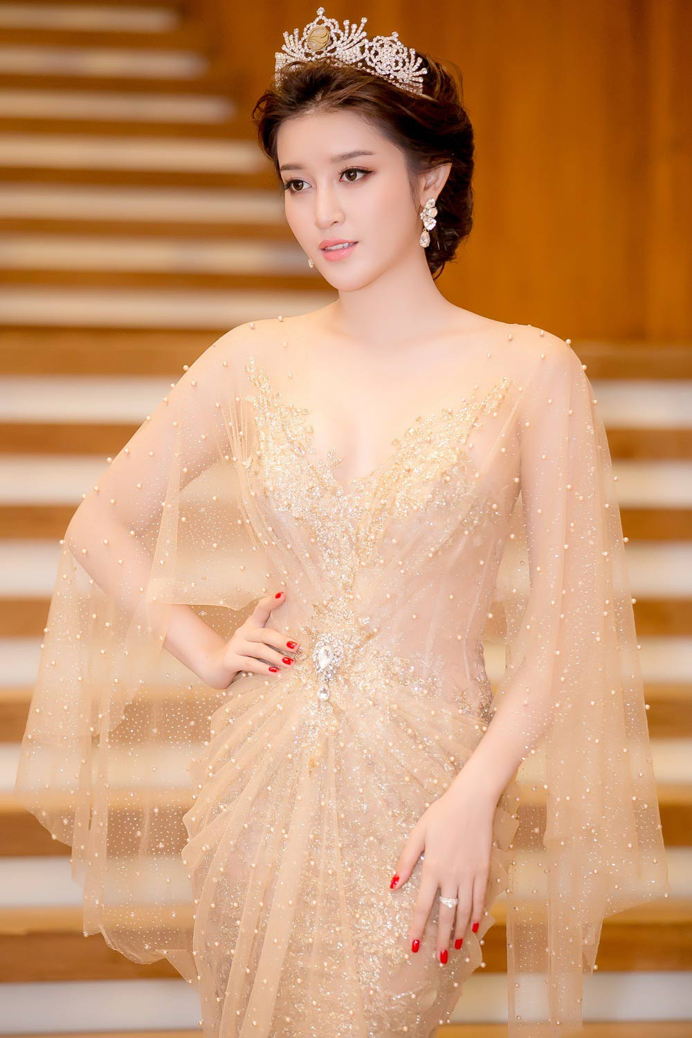 nhung-chiec-vay-giup-huyen-my-lien-tiep-bien-hoa-thanh-cong-chua-tren-tham-do-2016-12-1482985501-width1000height1500-1122303 5