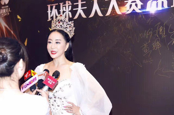 Những chiêu trò lố bịch của 3 Hoa hậu náo loạn Cannes: Người làm giả vé mời, kẻ đội hẳn cả vương miện đi thảm đỏ - Ảnh 7.